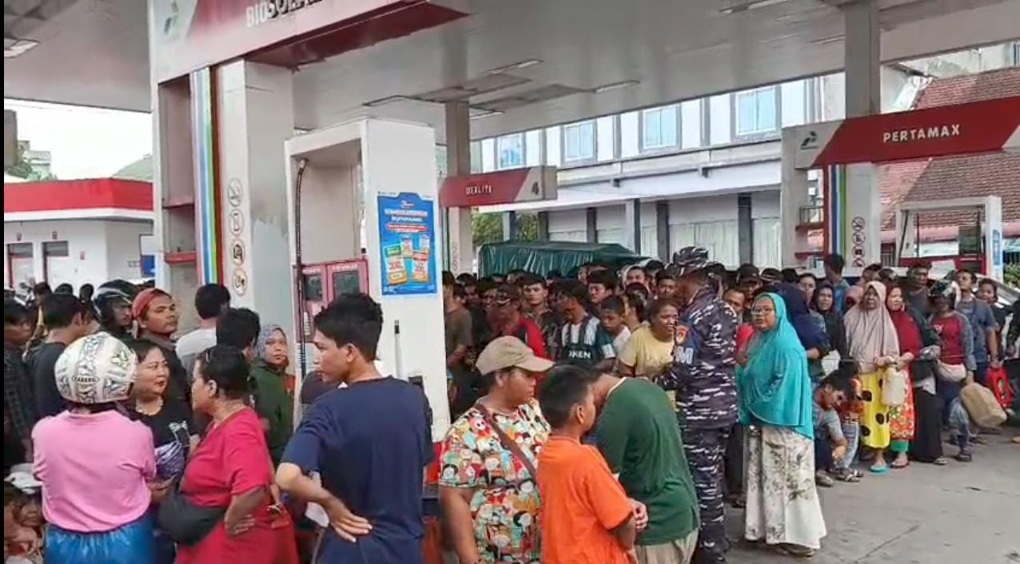 BBM Langka, Warga Sibolga Antre Di SPBU