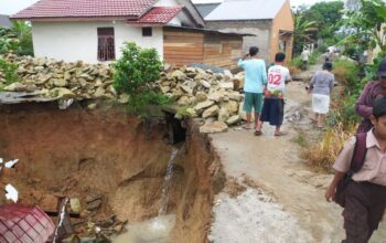 Penanganan Lamban, Rumah Hancur Terseret Longsor, Sejumlah Warga Dievakuasi