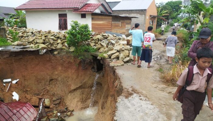Penanganan Lamban, Rumah Hancur Terseret Longsor, Sejumlah Warga Dievakuasi