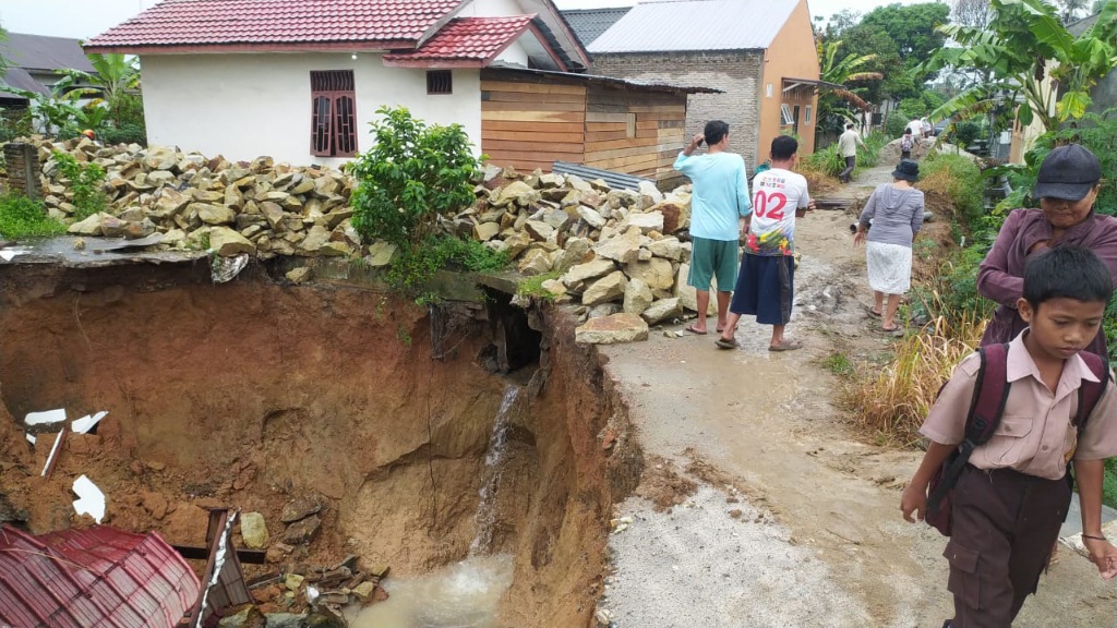 Penanganan Lamban, Rumah Hancur Terseret Longsor, Sejumlah Warga Dievakuasi