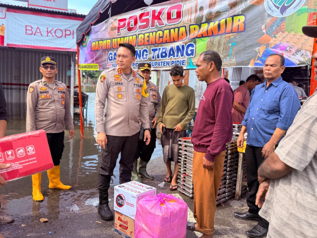 Di Tengah Genangan, Kapolres Pidie Turun Menyapa Warga yang Bertahan