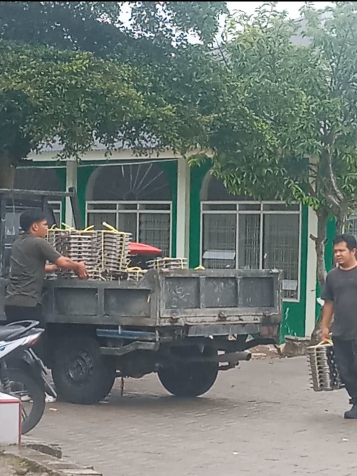Distribusi MBG Gunakan Mobil Bak Terbuka
