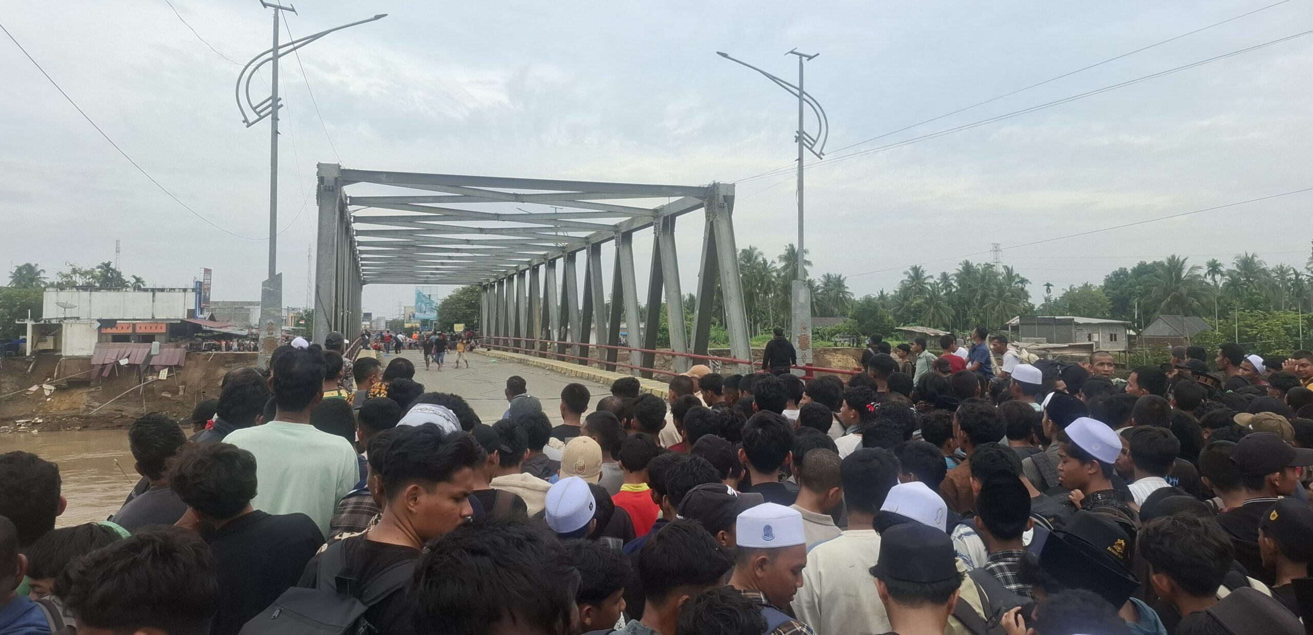 Akibat Banjir Jembatan Kuta Blang Bireuen Putus, Pengguna Jalan Tertahan