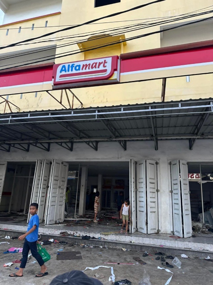 Tapteng Dan Sibolga Krisis: Penjarahan Meluas, Minimarket Jadi Sasaran Massa
