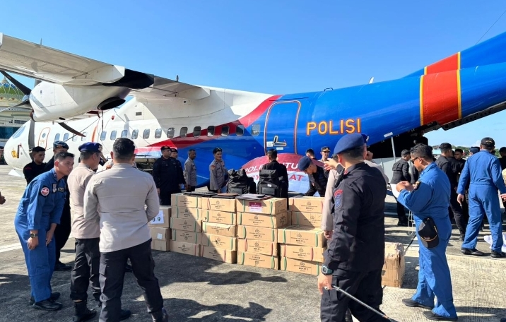 2,5 Ton Logistik Dan RON Bantuan Mabes Polri Tiba Di Bandara SIM