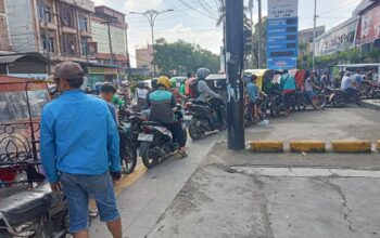 Antrean panjang konsumen di salah satu SPBU di Medan yang hendak membeli BBM untuk kendaraannya. Antrean menumpuk hingga ke badan jalan terjadi di beberapa SPBU yang masih memiliki stok BBM.