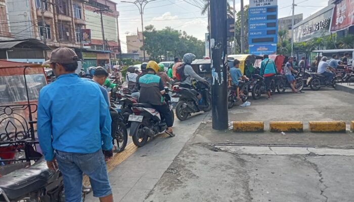 Pasca Banjir, Sejumlah SPBU Di Medan Dipadati Konsumen, Antrean Sampai Ke Jalan