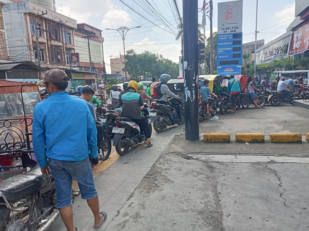 Pasca Banjir, Sejumlah SPBU Di Medan Dipadati Konsumen, Antrean Sampai Ke Jalan