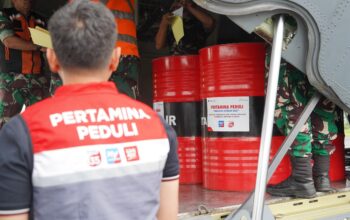 Pertamina Patra Niaga Regional Sumbagut terus memperkuat peran dan kontribusinya dalam mendukung penanganan banjir dan longsor yang melanda Kota Sibolga dan wilayah sekitarnya. Sebagai bagian dari upaya percepatan pemulihan kondisi, Pertamina menyalurkan dukungan energi bagi Badan Nasional Penanggulangan Bencana (BNPB) berupa 6.000 liter Avtur serta 5.100 liter Dexlite untuk kebutuhan operasional penanganan darurat di lapangan.