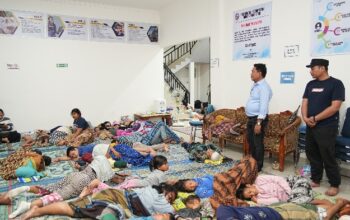 Wabup Deliserdang Tinjau Posko Pengungsian Dan Serahkan Logistik Di Hamparan Perak