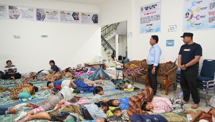 Wabup Deliserdang Tinjau Posko Pengungsian Dan Serahkan Logistik Di Hamparan Perak