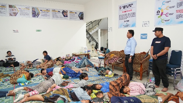 Wabup Deliserdang Tinjau Posko Pengungsian Dan Serahkan Logistik Di Hamparan Perak