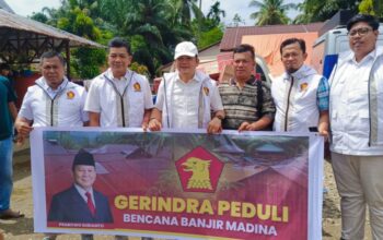 Ketua Gerindra Madina Teteskan Air Mata Bantu Korban Banjir Tanggabosi