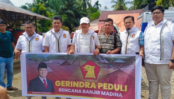 Ketua Gerindra Madina Teteskan Air Mata Bantu Korban Banjir Tanggabosi