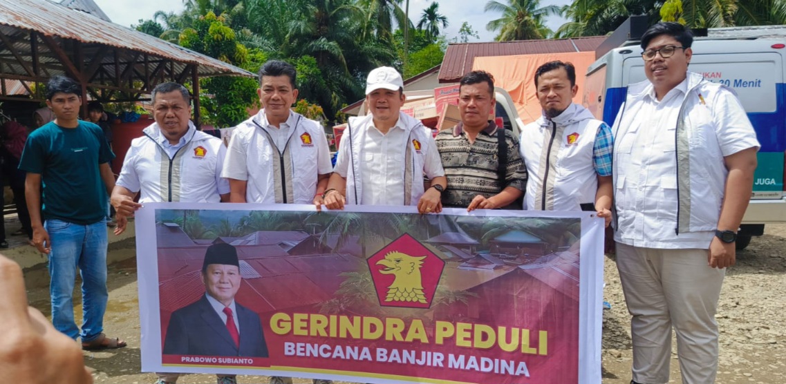 Ketua Gerindra Madina Teteskan Air Mata Bantu Korban Banjir Tanggabosi
