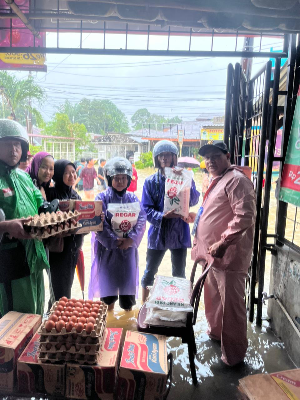 Anggota DPRD Medan Jusuf Ginting Tinjau Lokasi Banjir, Bagikan Sembako Untuk Warga Terdampak