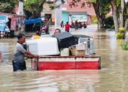 Dua Tanggul Jebol Rendam Sei Rampah, Warga Evakuasi Barang Dengan Kaleng Drum Dan Rakit Batang Pisang