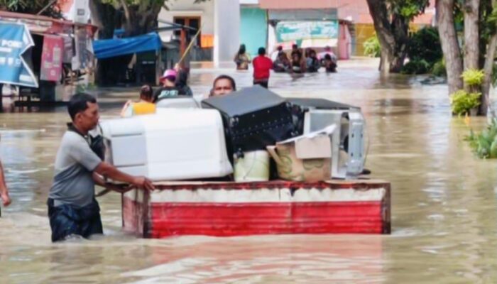 Dua Tanggul Jebol Rendam Sei Rampah, Warga Evakuasi Barang Dengan Kaleng Drum Dan Rakit Batang Pisang