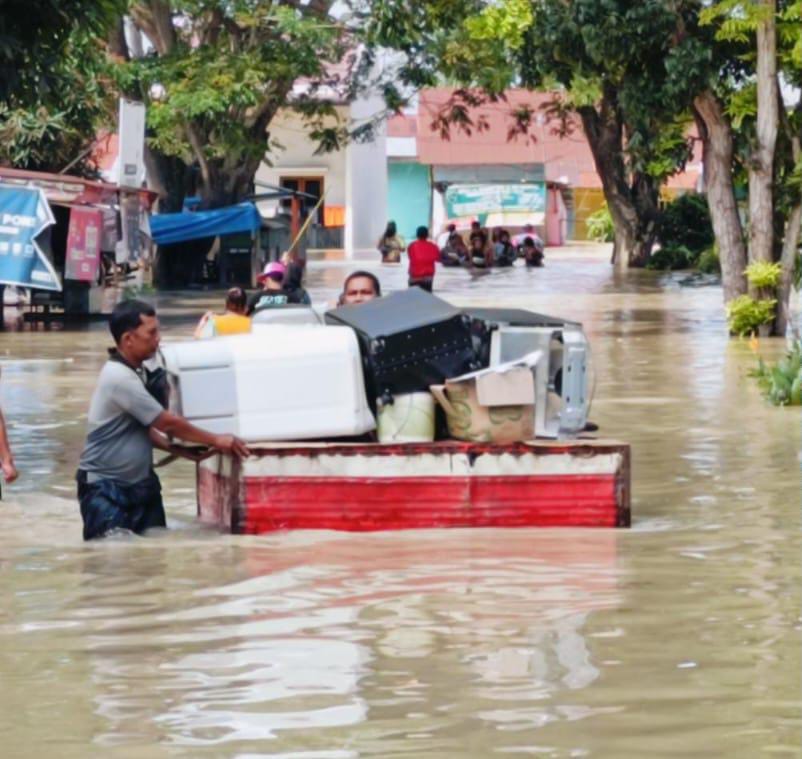 Dua Tanggul Jebol Rendam Sei Rampah, Warga Evakuasi Barang Dengan Kaleng Drum Dan Rakit Batang Pisang