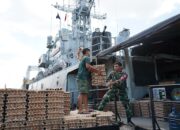 Kodaeral I Embarkasi Bantuan Pangan Dari Wali Kota Langsa Ke KRI SSA-378 Di Pelabuhan Belawan