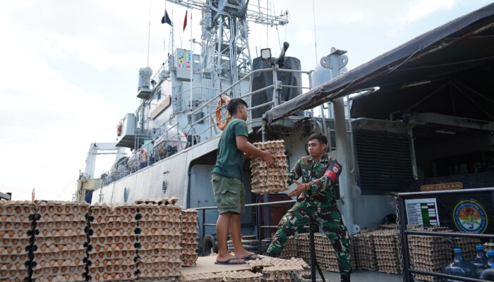 Kodaeral I Embarkasi Bantuan Pangan Dari Wali Kota Langsa Ke KRI SSA-378 Di Pelabuhan Belawan