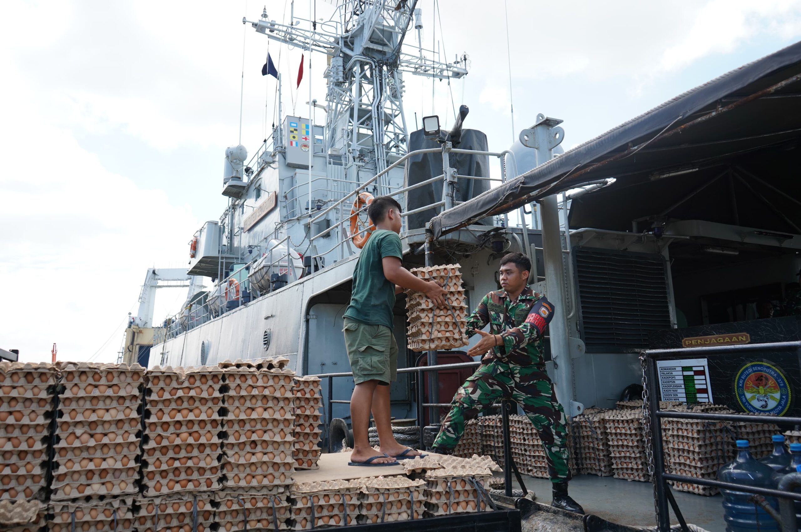 Kodaeral I Embarkasi Bantuan Pangan Dari Wali Kota Langsa Ke KRI SSA-378 Di Pelabuhan Belawan