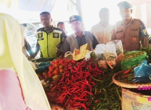 Harga Cabai Meroket, Forkopimcam Peukan Baro Lakukan Pengawasan