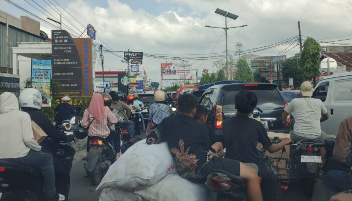 Meski Stok BBM Aman, Antrean Panjang Di SPBU Masih Terus Terjadi