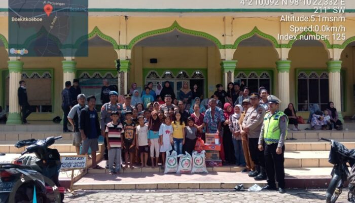 Polres Langkat Salurkan Bansos Untuk Pengungsi Banjir Di Besitang