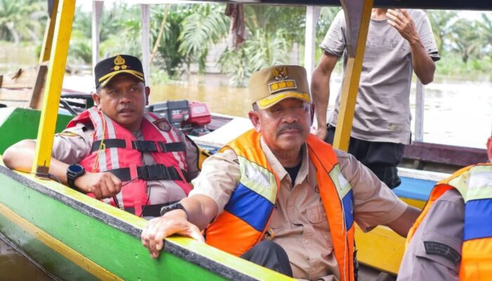 Dua Hari di Pantai Barat, Bupati Madina-Kapolres Pastikan Logistik Korban Banjir Tepat Sasaran