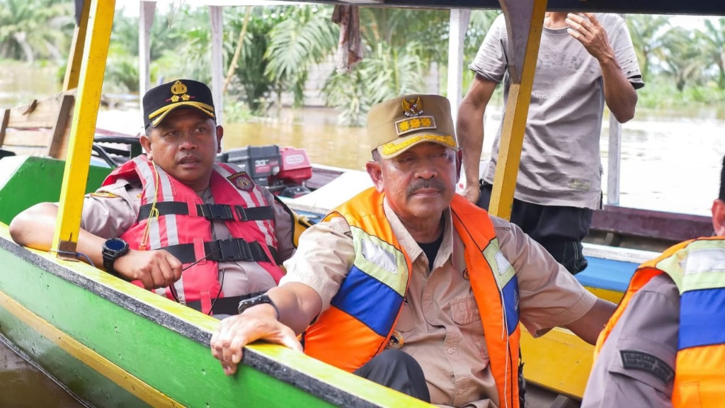 Dua Hari di Pantai Barat, Bupati Madina-Kapolres Pastikan Logistik Korban Banjir Tepat Sasaran