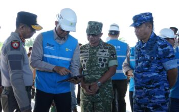 Direktur Utama PLN, Darmawan Prasodjo (kedua dari kiri) bersama Panglima Komando Daerah Militer Iskandar Muda, Mayor Jenderal TNI Joko Hadi Susilo (kedua dari kanan), Komandan Pangkalan TNI Angkatan Udara Sultan Iskandar Muda, Kolonel Nav Sudaryanto, S.M. (kanan), dan Kepala Kepolisian Daerah Aceh, Inspektur Jenderal Polisi Marzuki Ali Basyah (kiri) saat berkoordinasi terkait penanganan bencana alam di Aceh pada (29/11).
