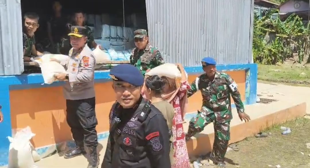 Pangdam I/BB Dan Kapoldasu Awasi Langsung Pembagian Beras Di Gudang Bulog Sibolga