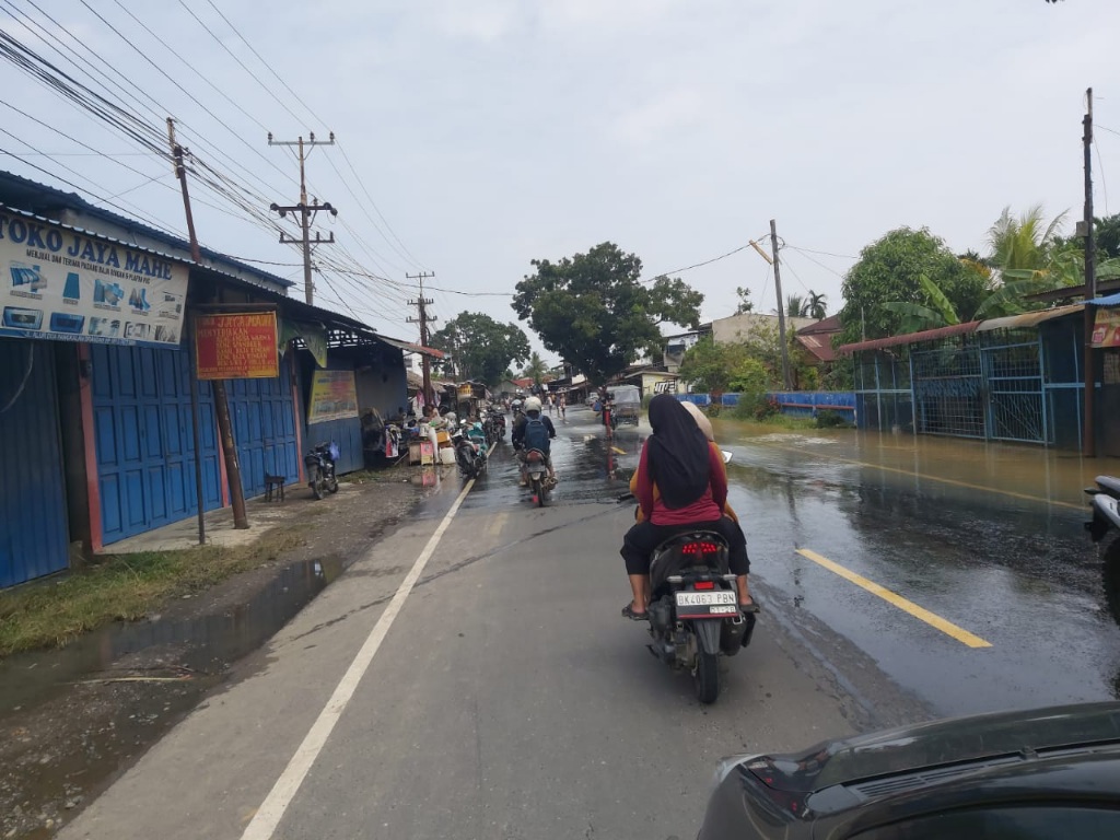 Jalan Lintas P.Brandan Mulai Pulih Dari Genangan Banjir
