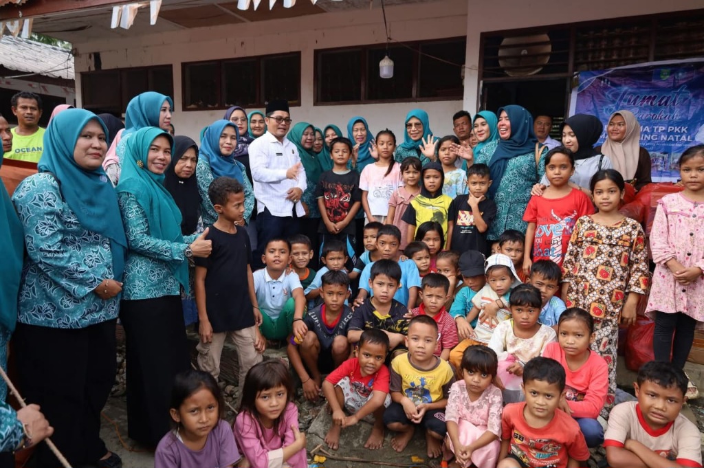 TP PKK Madina Serahkan Bantuan Korban Banjir Kecamatan Siabu