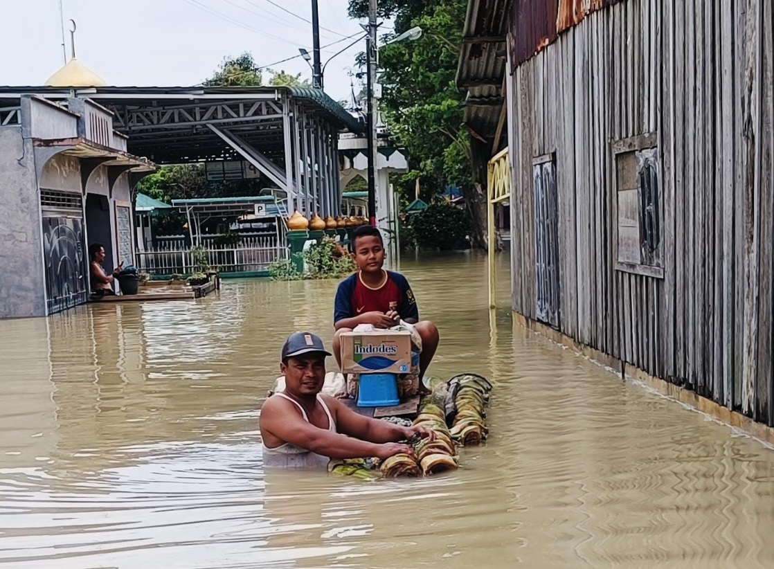 Banjir Meluas Di Sergai, 16.987 KK Terdampak, Warga Terpaksa Gunakan Batang Pisang Untuk Evakuasi