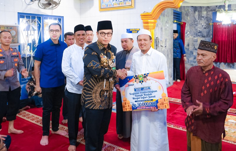 Safari Jumat Di Masjid Al-Falah, Rico Waas Respon Cepat Keluhan Masyarakat