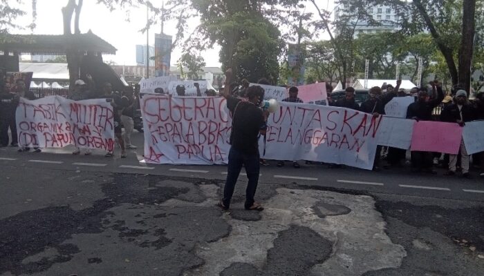 Mahasiswa Demo Di DPRD Sumut, Soroti Pasukan TNI Di Papua