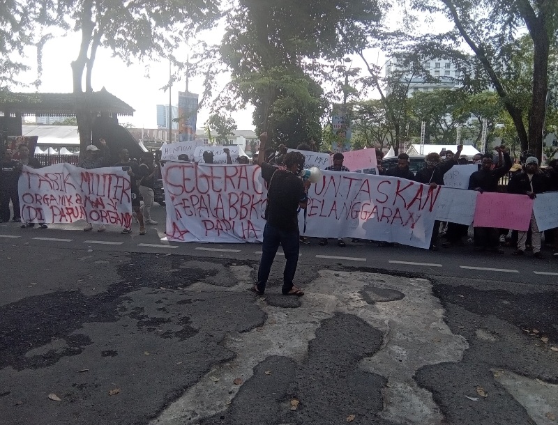 Mahasiswa Demo Di DPRD Sumut, Soroti Pasukan TNI Di Papua