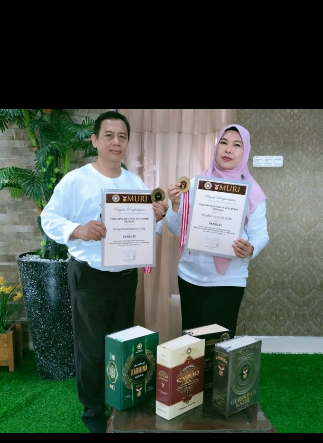 Dua Guru Madrasah Catat Rekor MURI Melalui Literasi