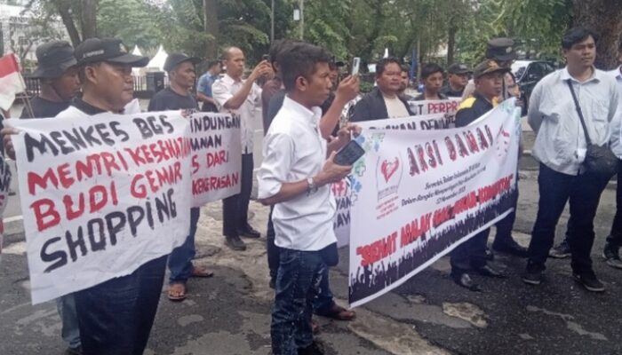 Massa Demo Di DPRD Sumut, Desak Jamin Layanan Kesehatan Gratis