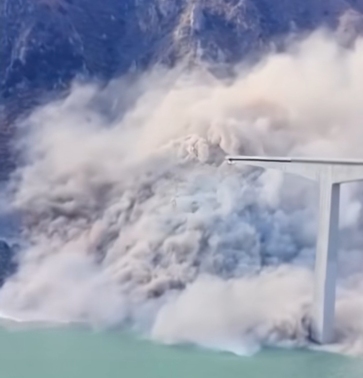 Baru Diresmikan, Jembatan Di China Ambruk