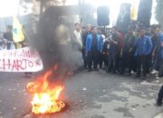 Cipayung Plus Bakar Ban Di DPRD Sumut, Desak Cabut Gelar Pahlawan Soeharto