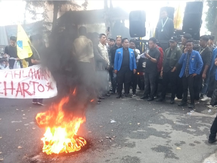 Cipayung Plus Bakar Ban Di DPRD Sumut, Desak Cabut Gelar Pahlawan Soeharto