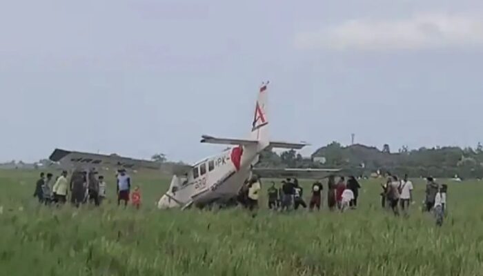 Pesawat Ringan Jatuh, Lima Orang Selamat