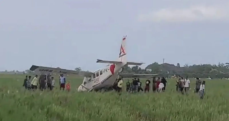 Pesawat Ringan Jatuh, Lima Orang Selamat