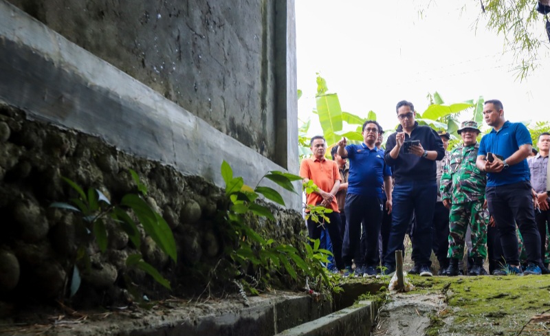 Warga Medan Tuntungan Menangis Sampaikan Keluhannya, Rico Waas Tawarkan Solusi Atasi Banjir