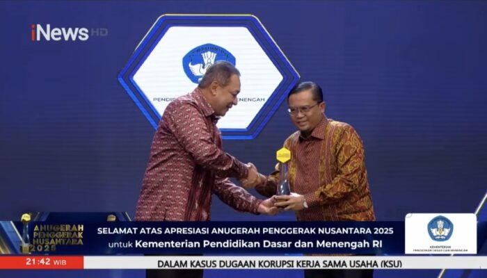 Hadirkan Pendidikan Bermutu Bagi Semua, Mendikdasmen Terima Anugerah Penggerak Pendidikan 2025