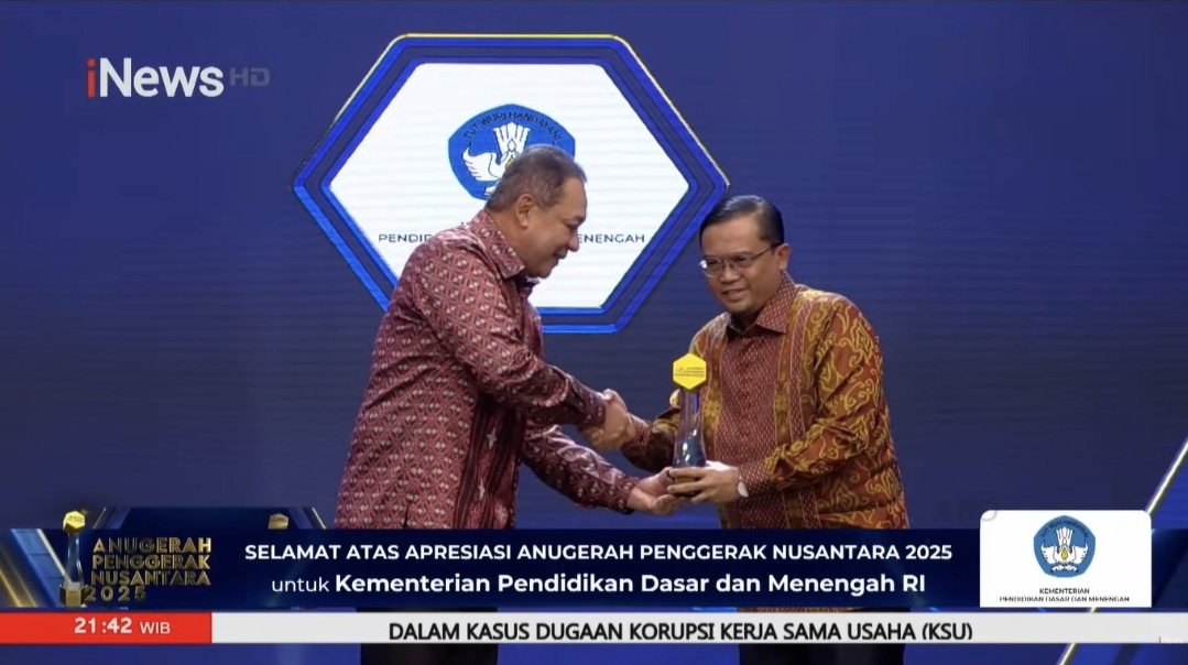 Hadirkan Pendidikan Bermutu Bagi Semua, Mendikdasmen Terima Anugerah Penggerak Pendidikan 2025