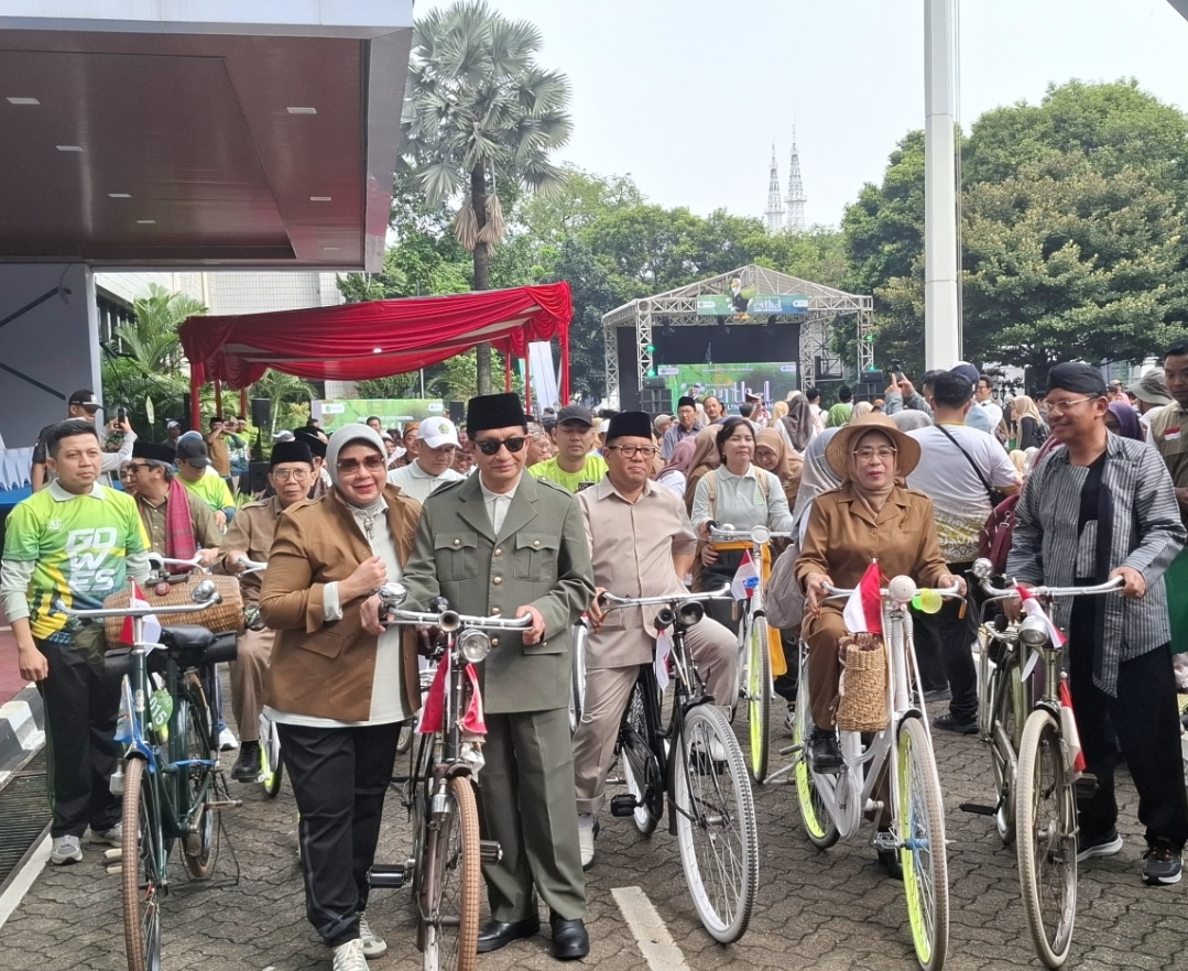 Sambil Gowes Sepeda Onthel, Menag Tegaskan Kesejahteraan Guru Naik Signifikan